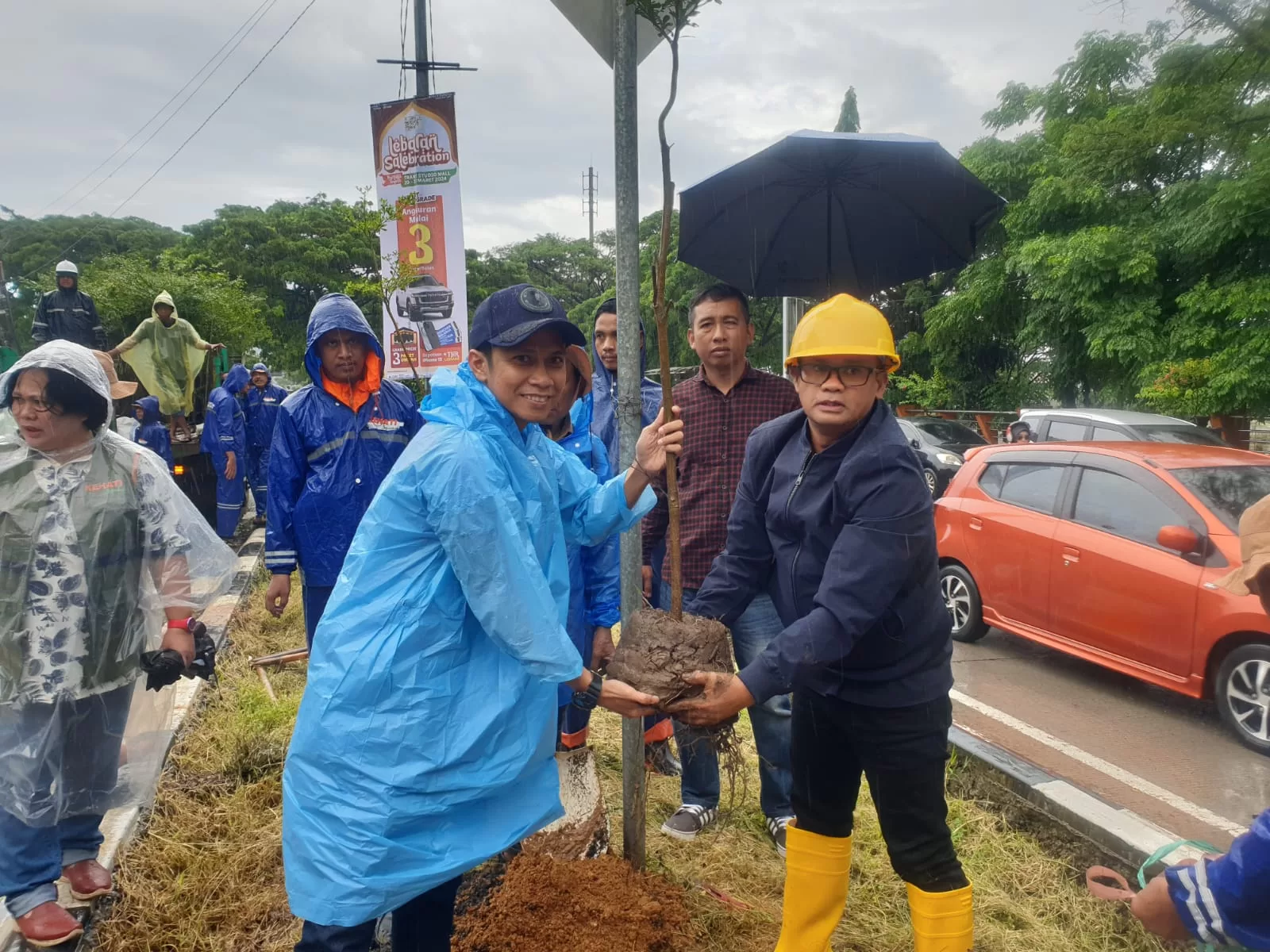 Hijaukan Makassar, Dispora dan DLH Tanam 2020 Pohon