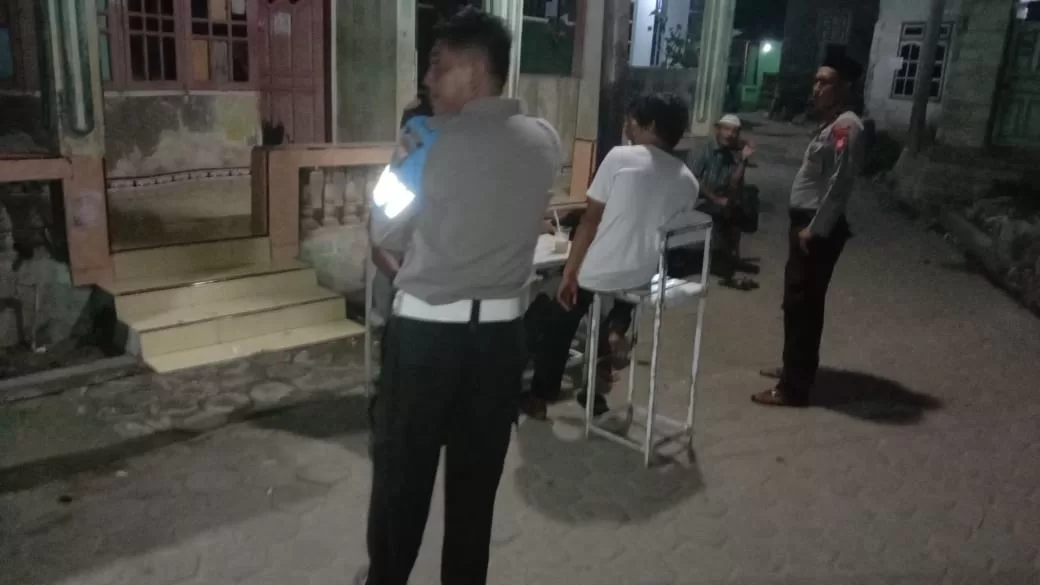 Cegah Bunyi Ledakan Petasan, Personel Polsek Pulau Sembilan Patroli Jalan Kaki