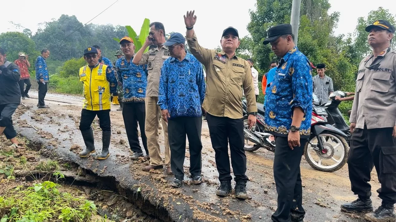 Pj Bupati Sinjai Tinjau Bencana Longsor di Sinjai Borong dan Serahkan Bantuan