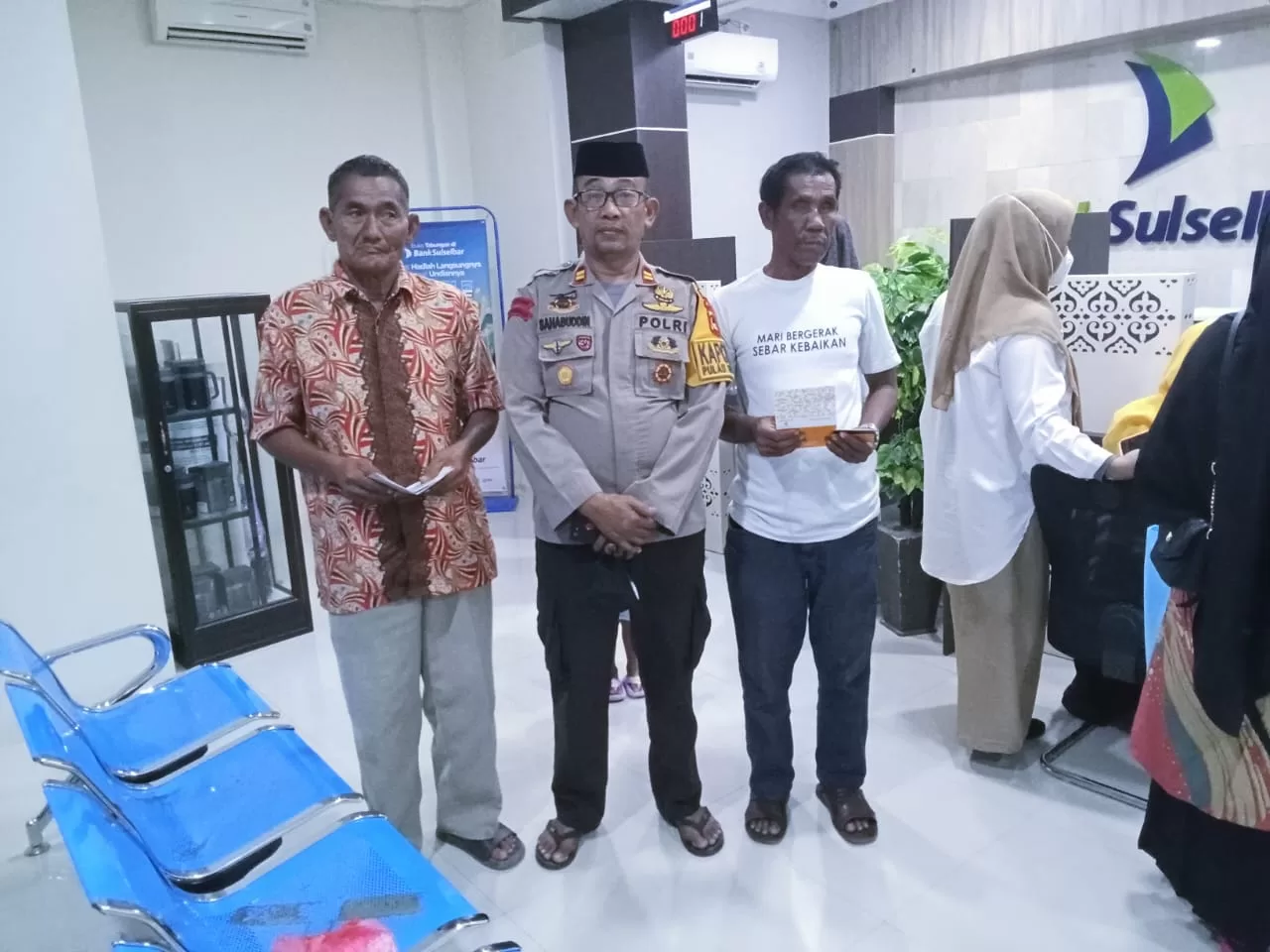 Bukti Pelayanan Kapolsek Pulau Sembilan, Sampai Dampingi Warga Urus Kartu ATM