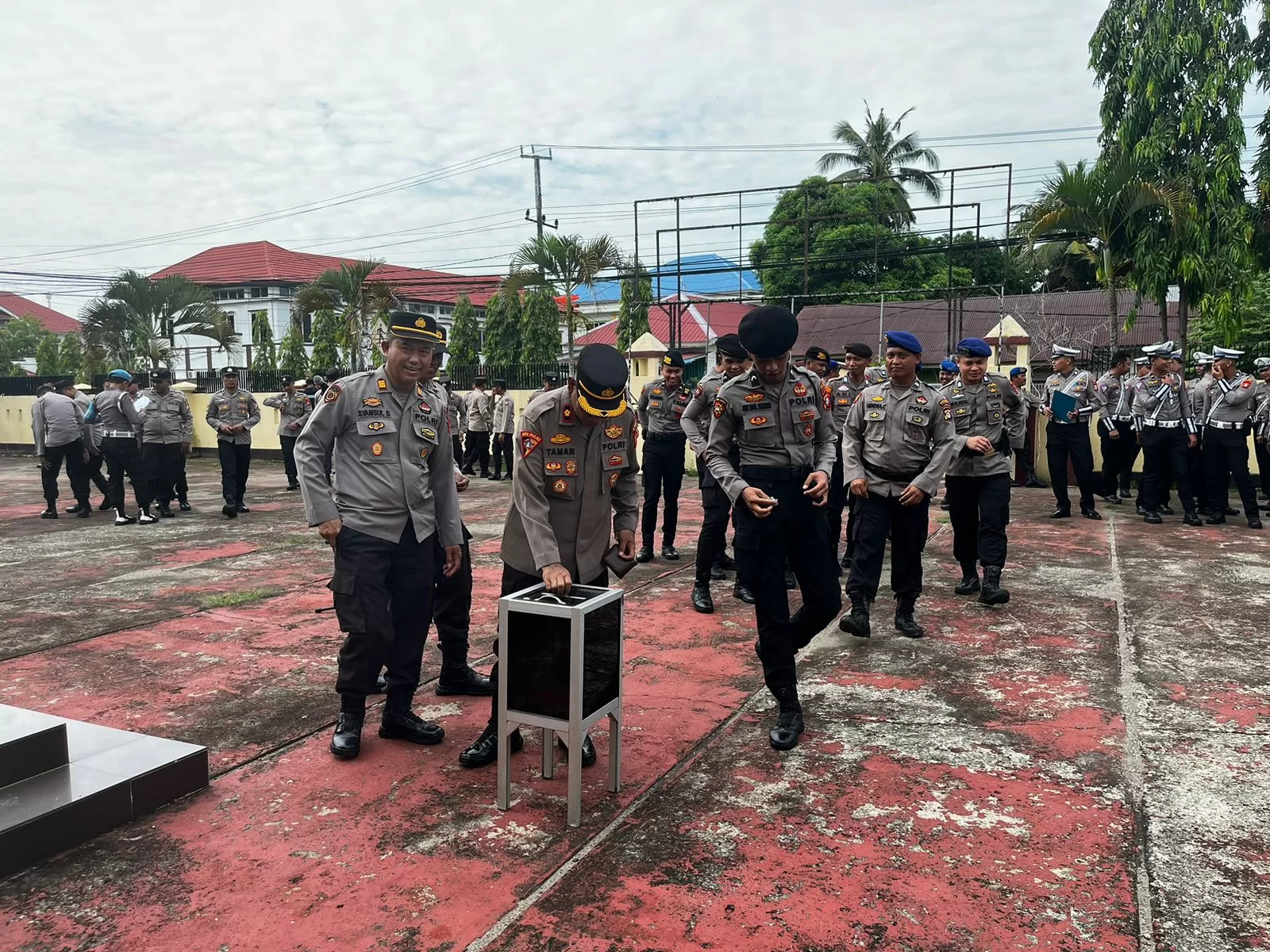 Isi Kotak Amal, Kebiasaan Personel Polres Sinjai Saat Usai Apel Pagi