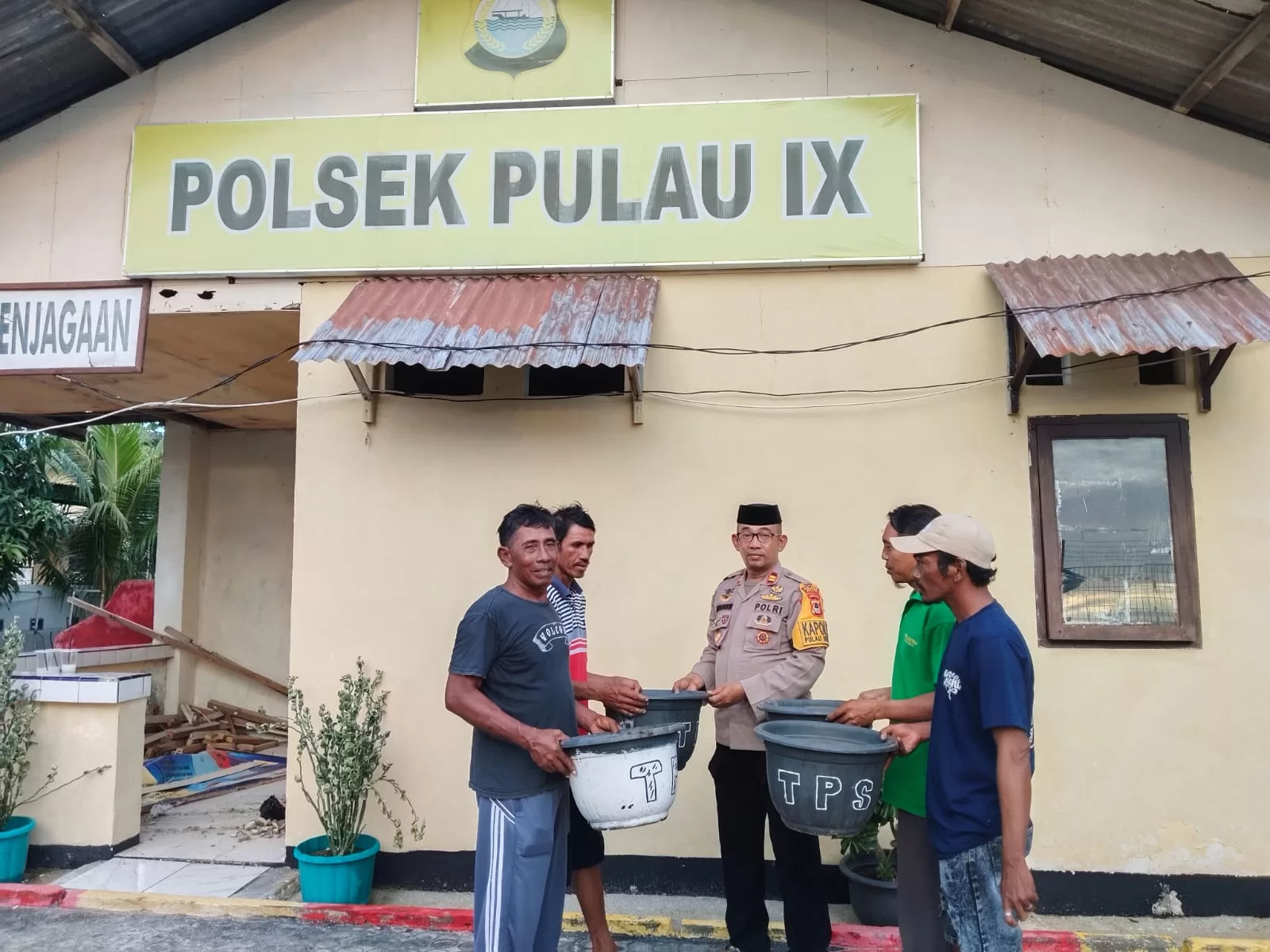 Polsek Pulau Sembilan Bagikan Tempat Sampah ke Warga