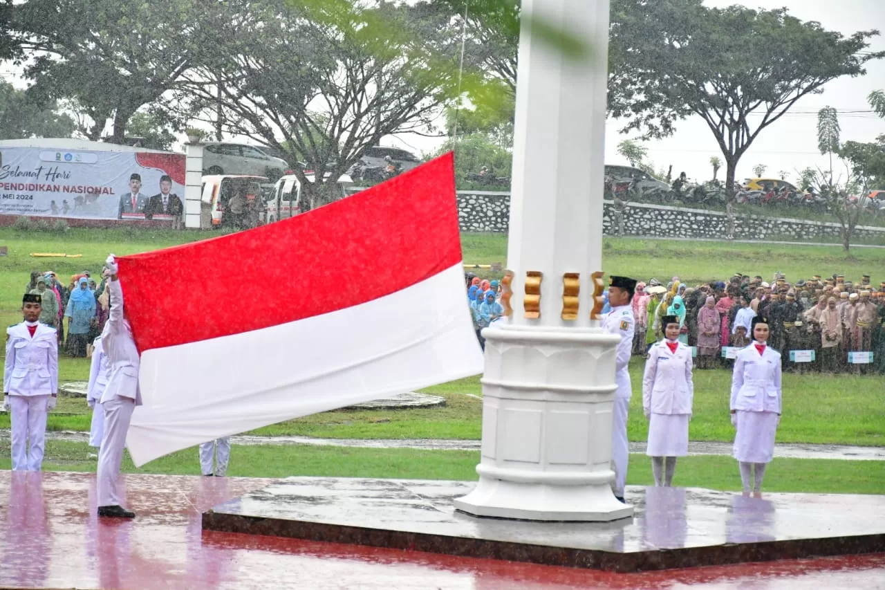 Peringatan Hardiknas di Sinjai, Peserta Upacara Mengenakan Baju Adat Diguyur Hujan