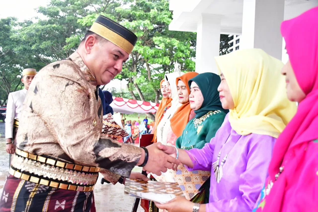 Peringatan Hardiknas, Pendidik &#8216;Senior&#8217; Dapat Penghargaan Satya Lencana dari Pj Bupati Sin