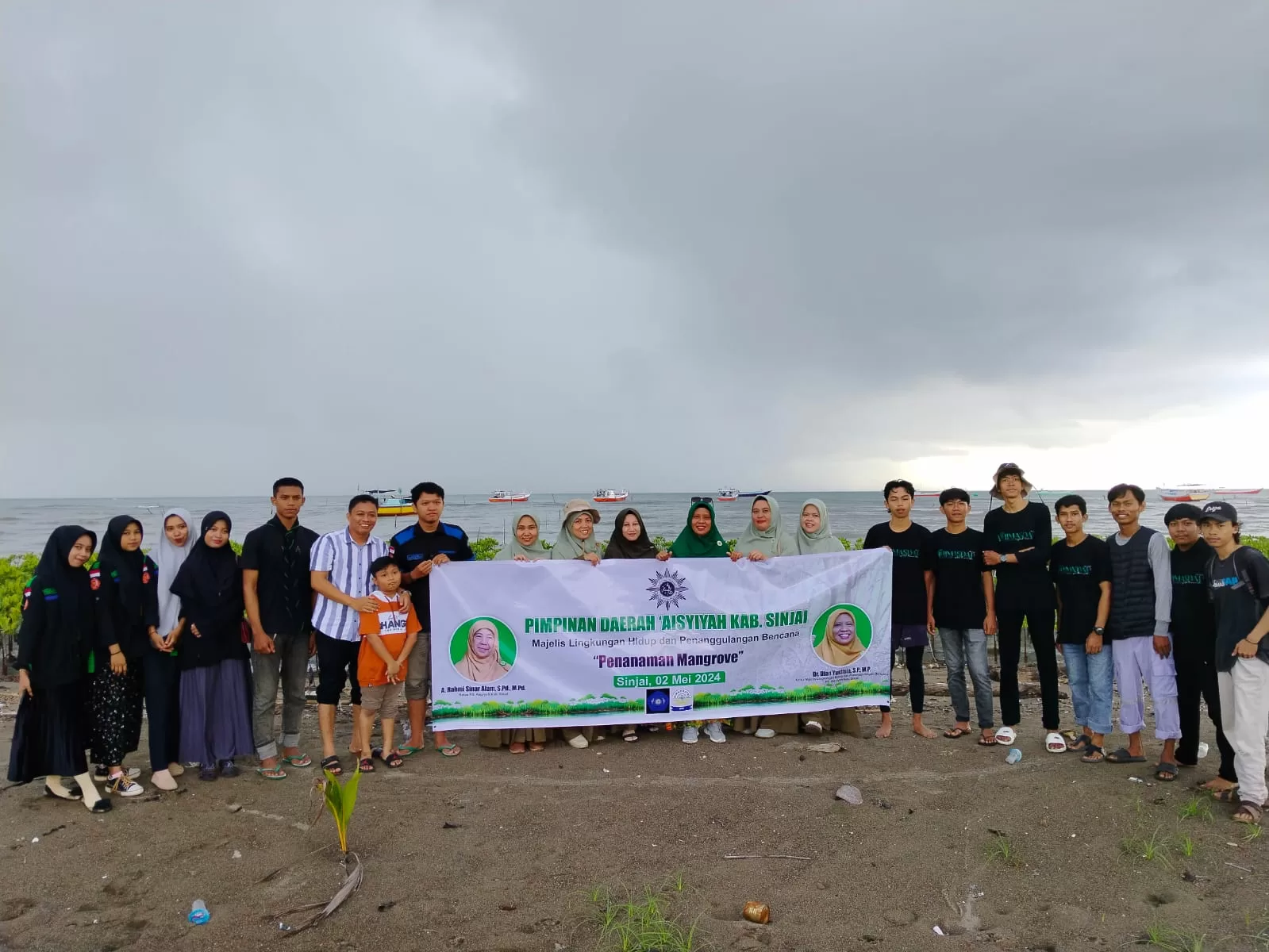 Lestarikan Lingkungan di Daerah Pesisir, PD Aisyiyah Sinjai Tanam Pohon Mangrove