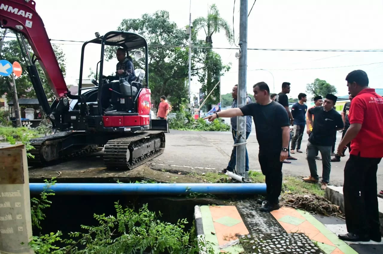 Musim Hujan, Pj Bupati Sinjai Turun Pantau Pengerukan Drainase dan Pemangkasan Pohon