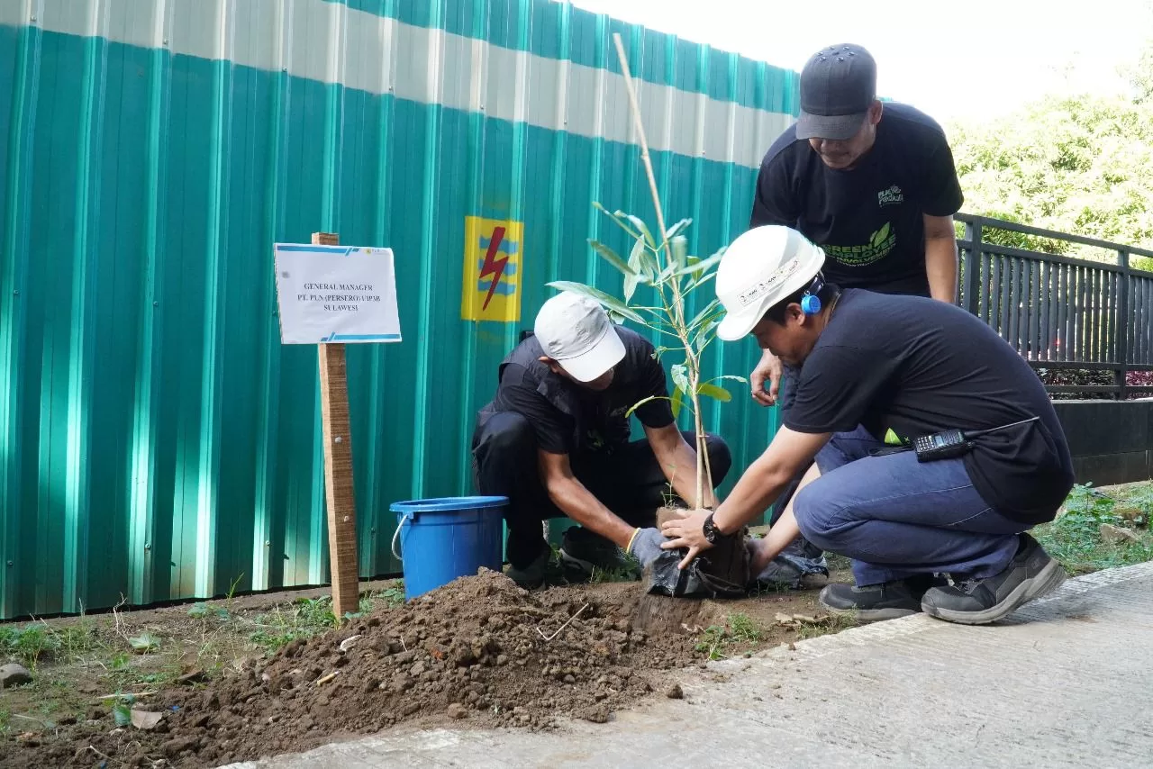 Peringati Hari Lingkungan Hidup Internasional, PLN IP UBP Tello Gelar River Clean Up dan Aksi Penanaman Pohon