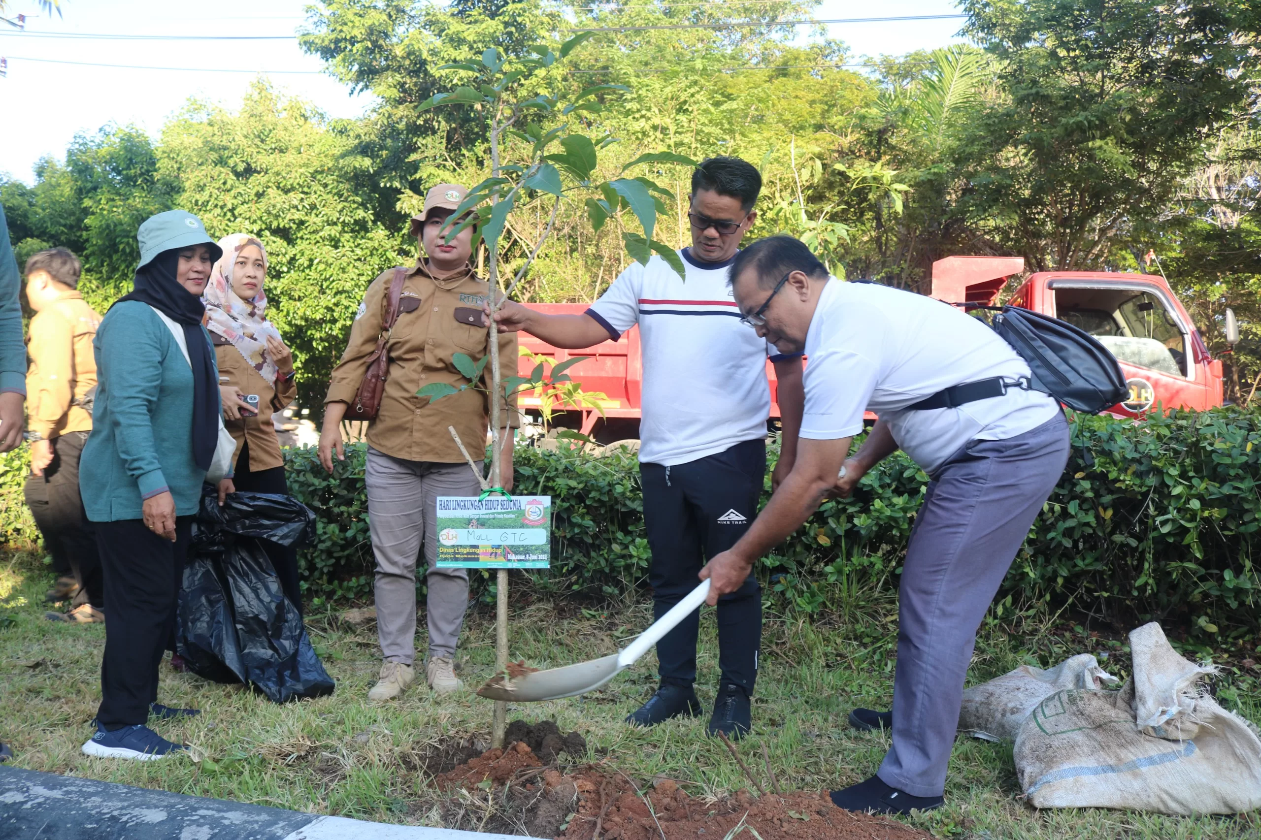 Hari Lingkungan Hidup, Kepala DLH Makassar Pimpin Aksi Penanaman Pohon