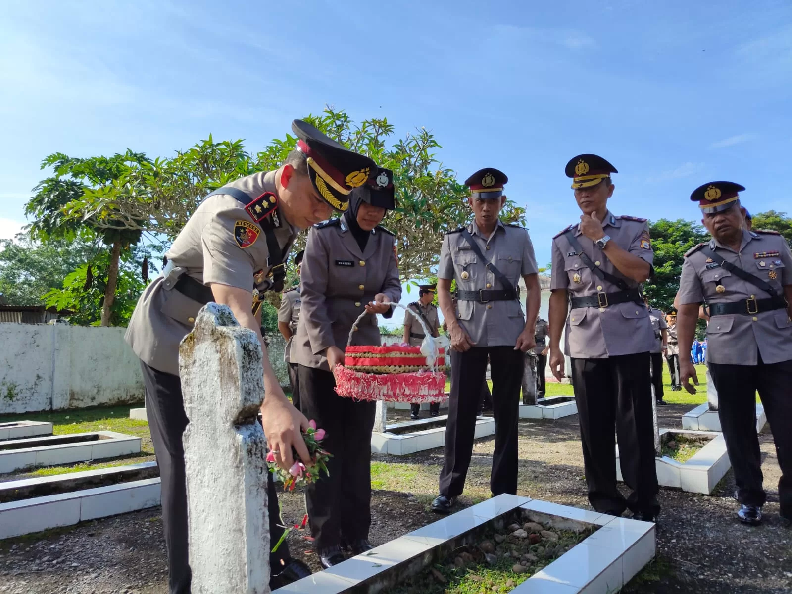 Peringati Hari Bhayangkara ke-78, Kapolres Sinjai Pimpin Ziarah ke TMP Mangottong