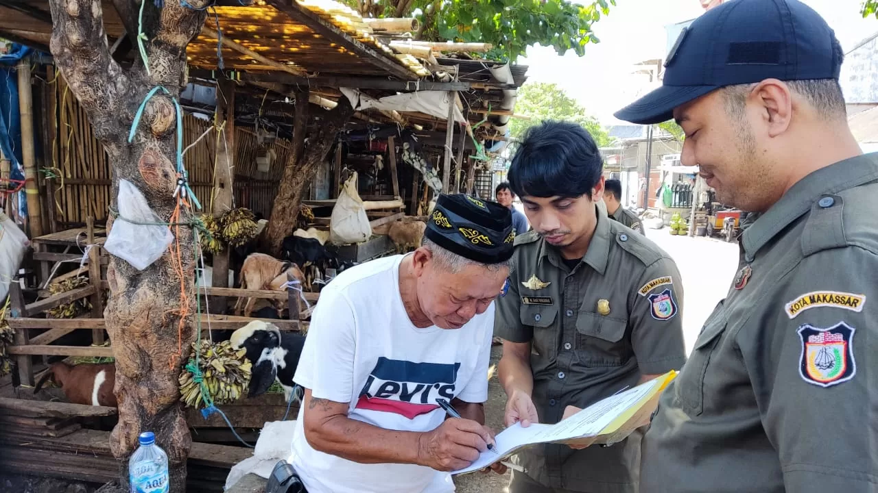 Satpol PP Tertibkan Pedagang Hewan Kurban yang Gunakan Bahu Jalan