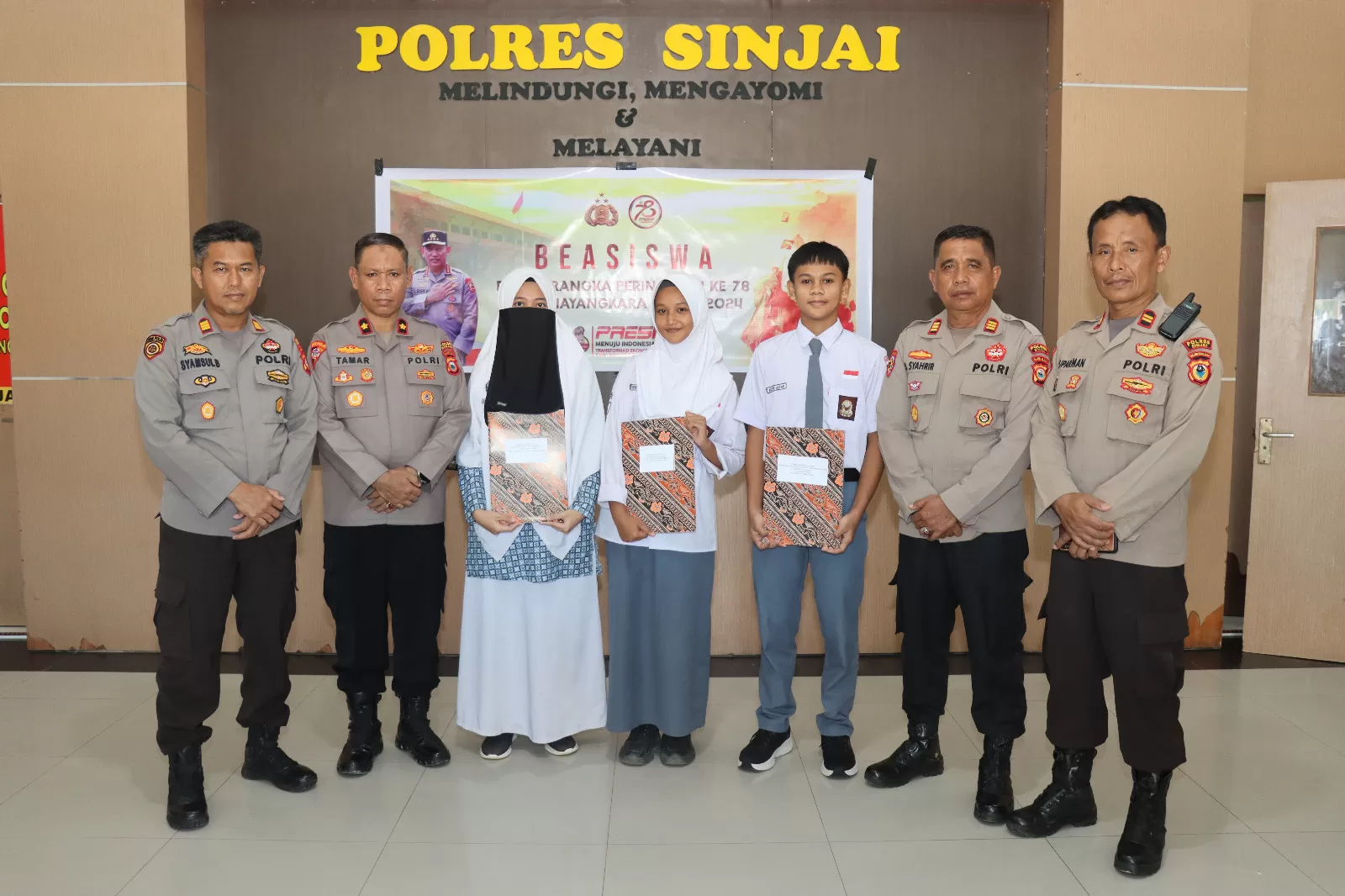 Peringatan Hari Bhayangkara Ke-78, Polres Sinjai Serahkan Beasiswa kepada Anak Berprestasi