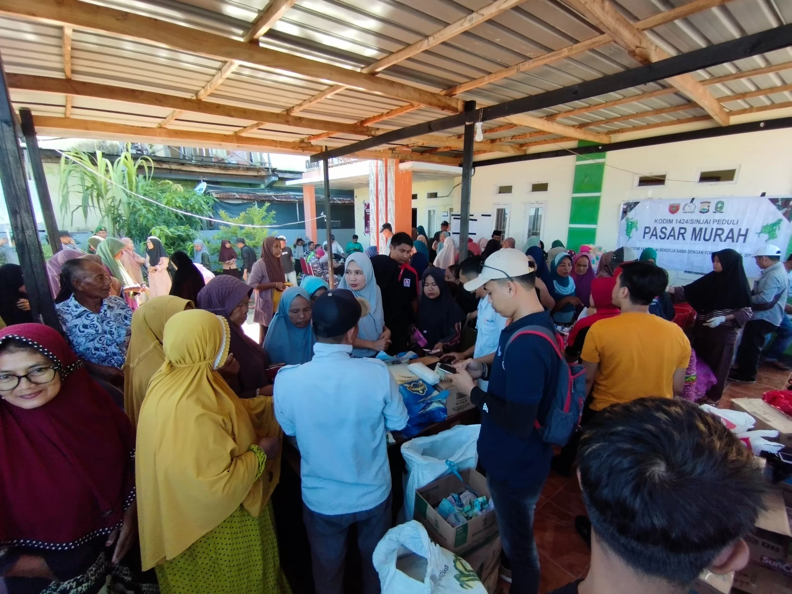 Pasar Murah Disperindag Sinjai &#8216;Diserbu&#8217; Warga Pulau Harapan