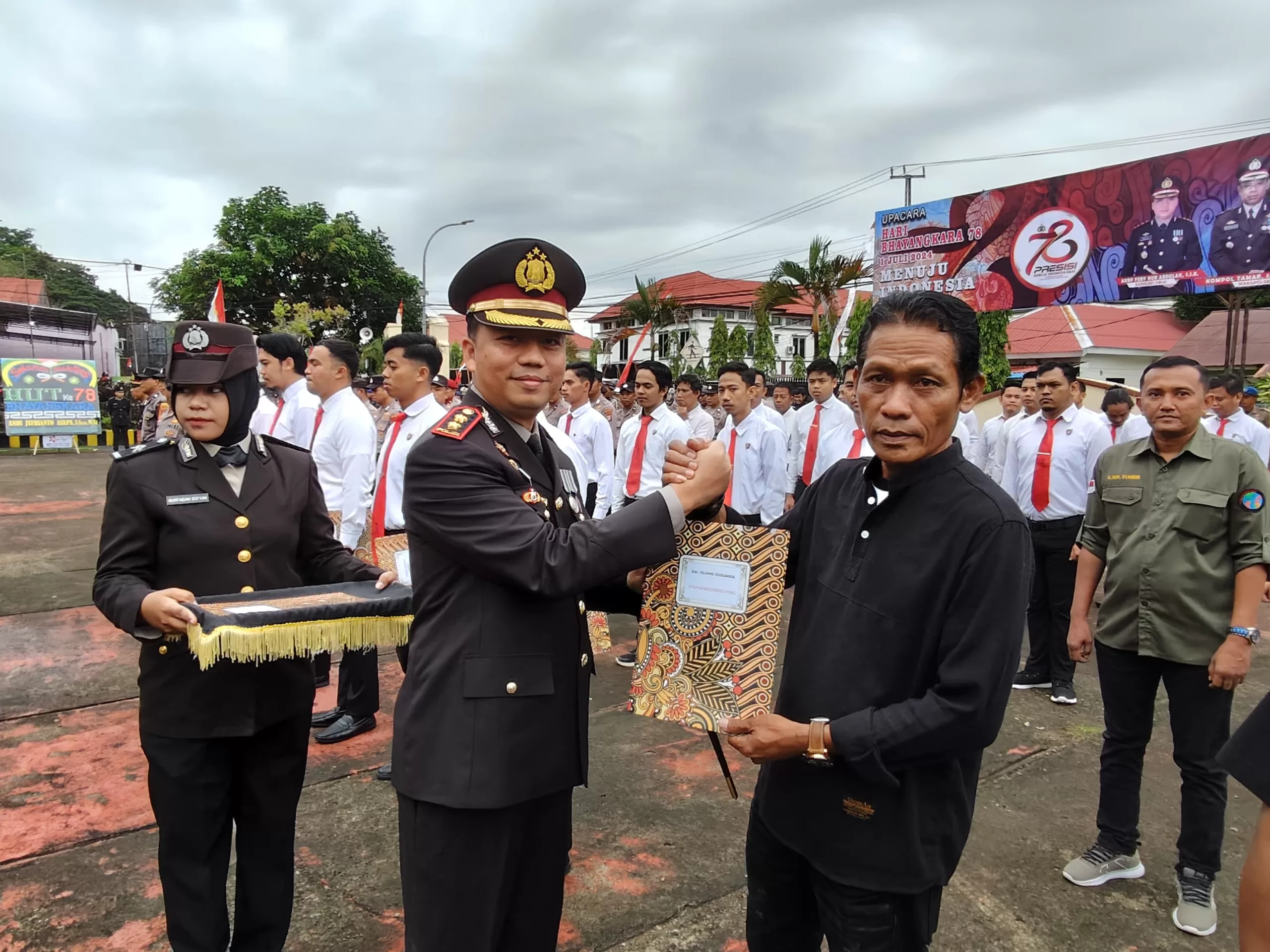 Puncak HUT Bhayangkara ke-78, Kapolres Fery Serahkan Ratusan Penghargaan Buat Personel dan Awak Media