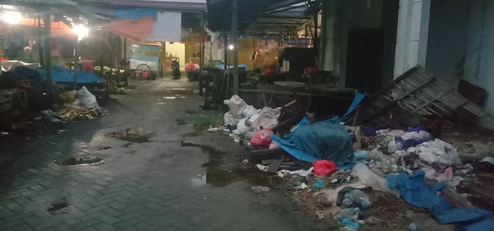 Sampah Menumpuk di Pasar Sentral Takalar Jelang Kunjungan Jokowi