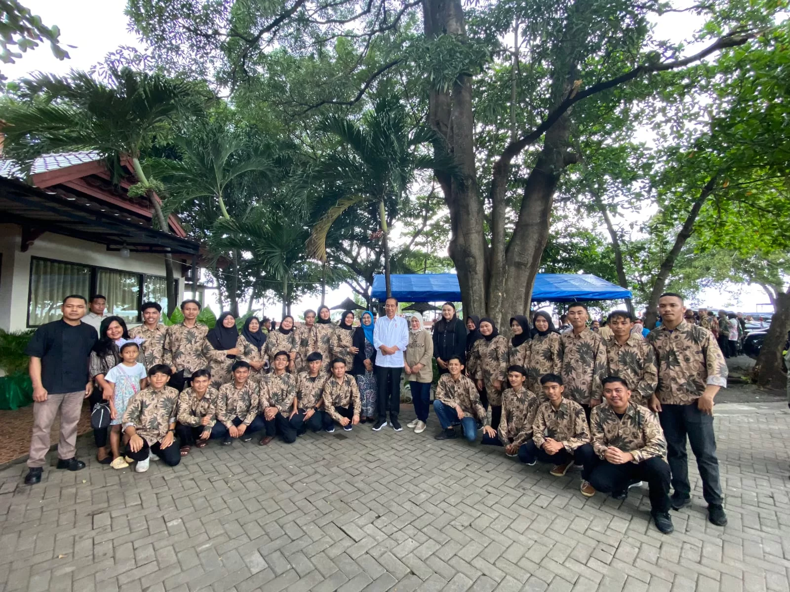 Presiden Jokowi Makan Siang di RM Aroma Laut Bantaeng