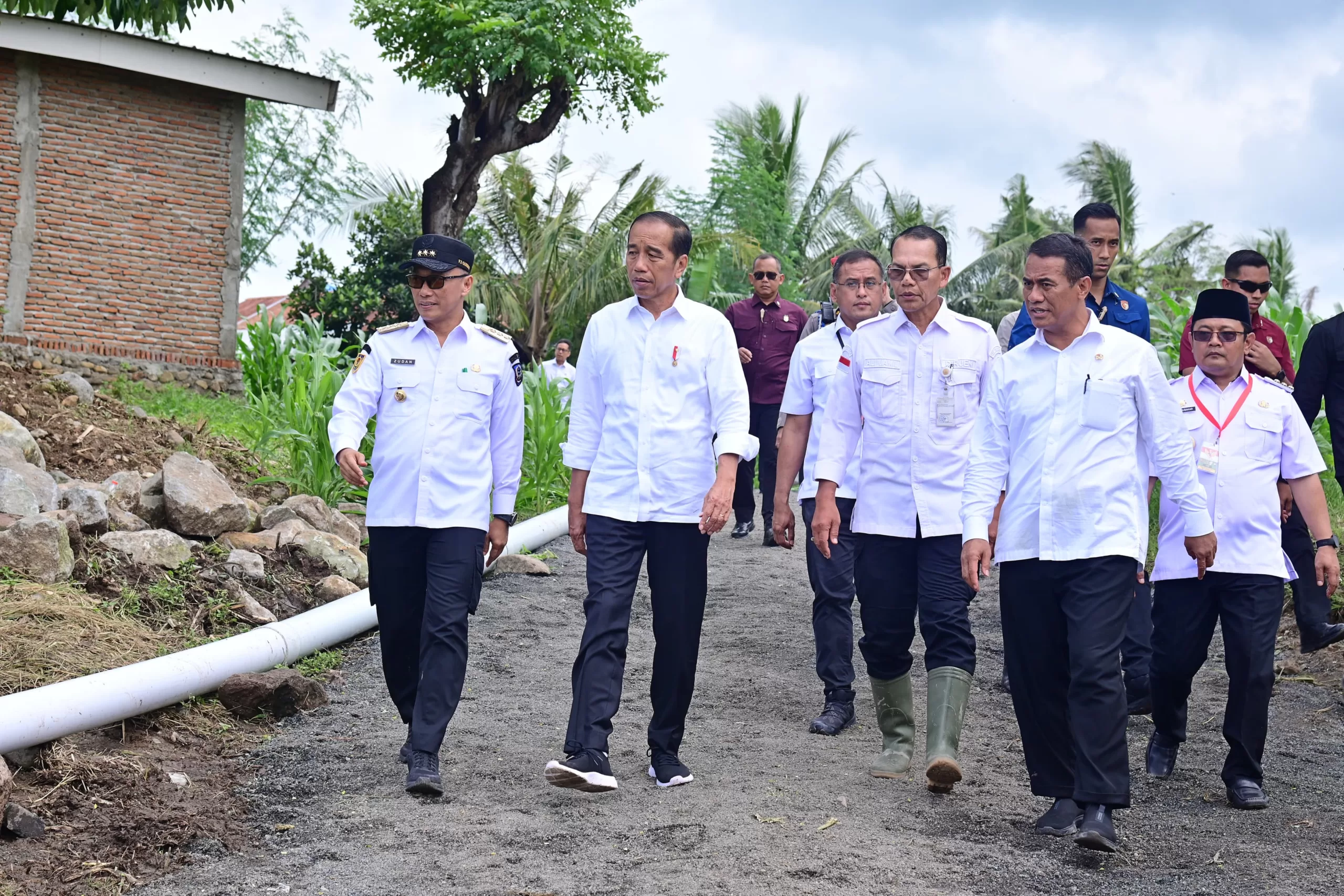 Momen Presiden Jokowi Lewat di Jalan Pengerasan Dari Slag Nikel Huadi Group