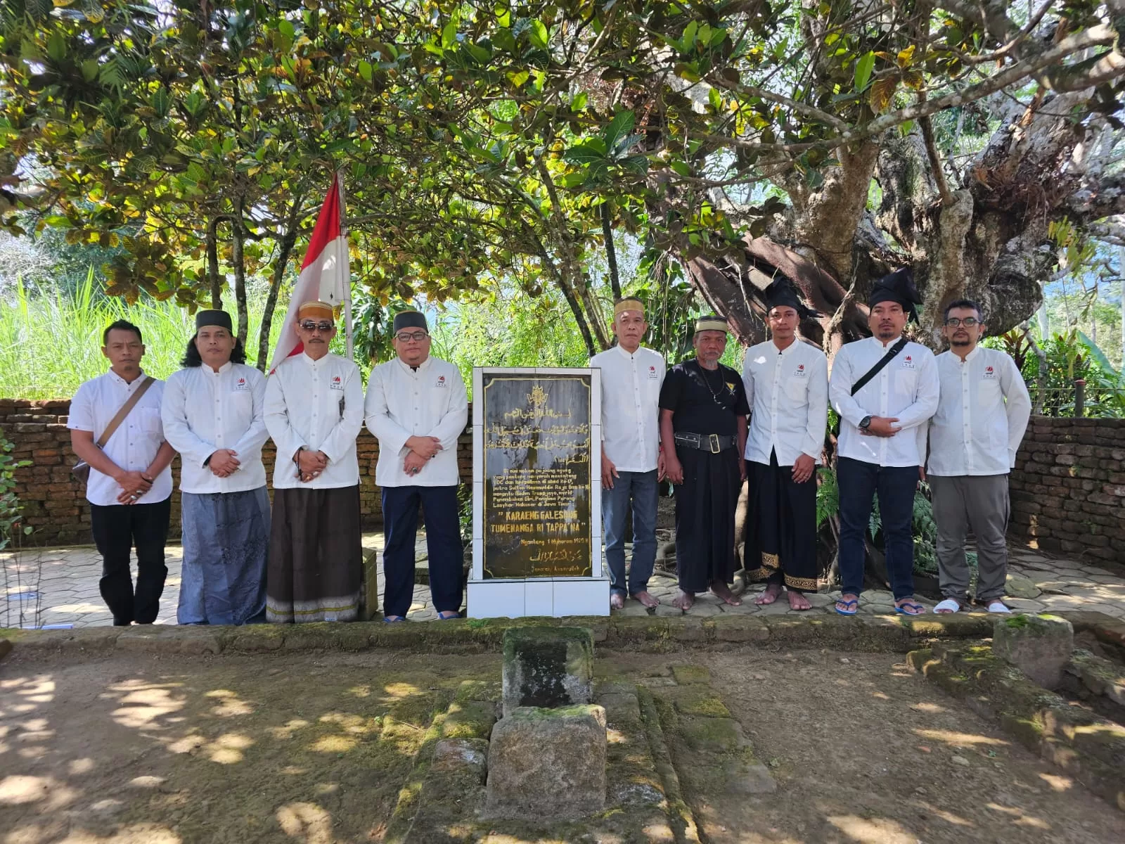 Lembaga Trah GTS Ziarahi Makam Karaeng Galesong dan 9 Wali