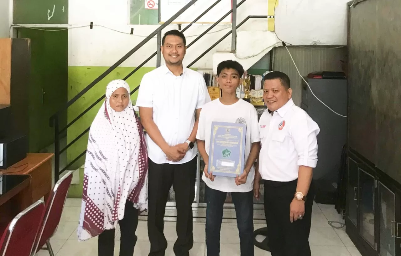 Warga Balla Parang Sambut Haru Andi Seto yang telah Tebus Ijazah Warga