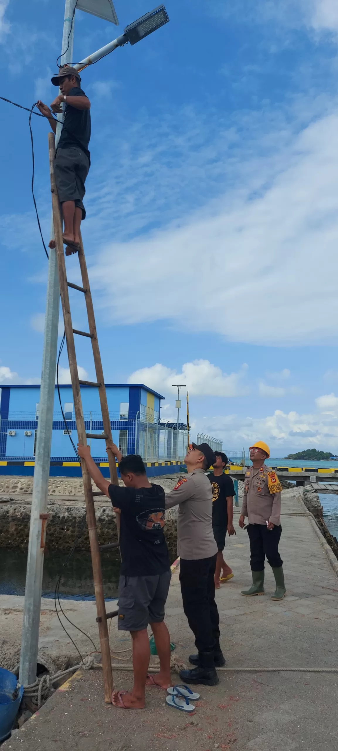 Dulunya Gelap, Akses Jalan Wilayah Hukum Polsek Pulau Sembilan Kini Sudah Terang Benderang