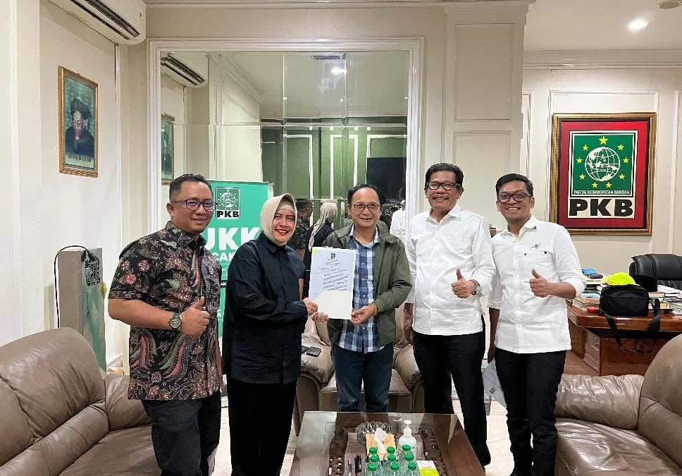 Terima SK dari PKB, Indira Yusuf Ismail-Ilham Fauzi Siap Bertarung di Pilwali Makassar