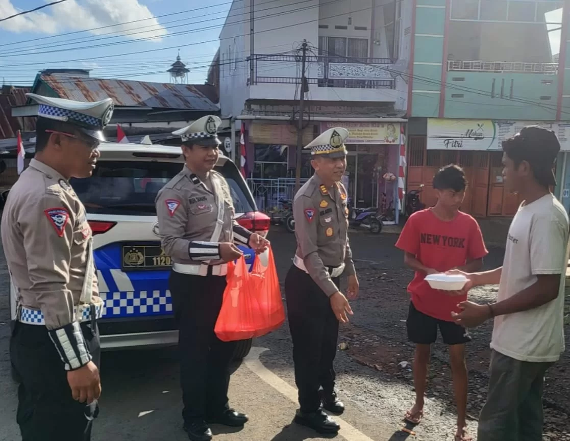 Jumat Berkah, Sat Lantas Polres Sinjai Berbagi Bekal Sarapan Kepada Masyarakat