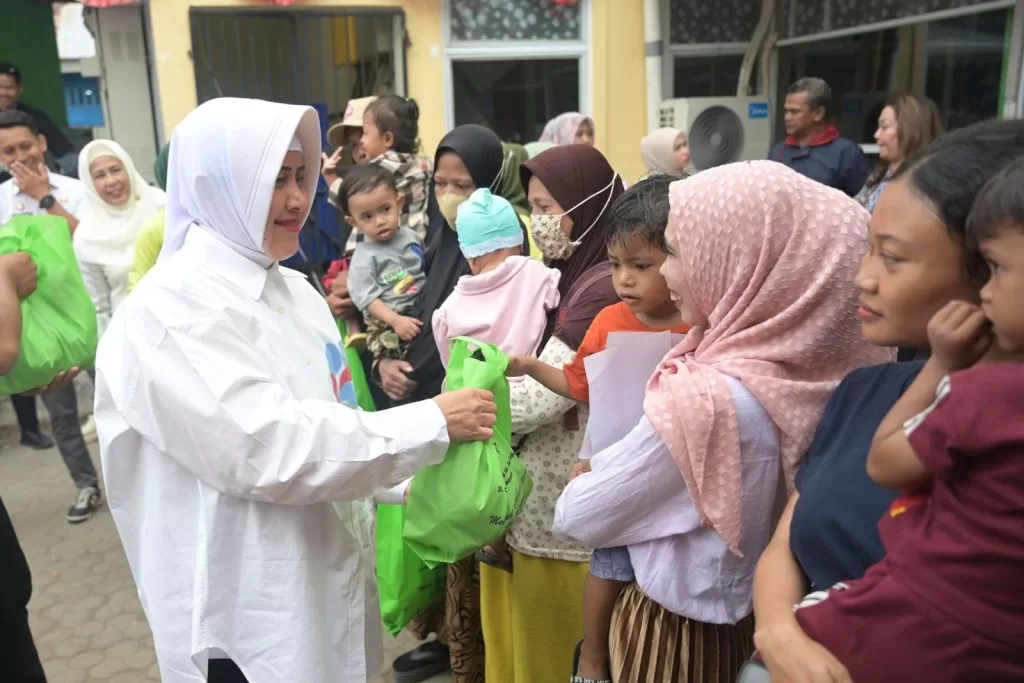 Indira Serahkan Bantuan Stunting di Panakkukang