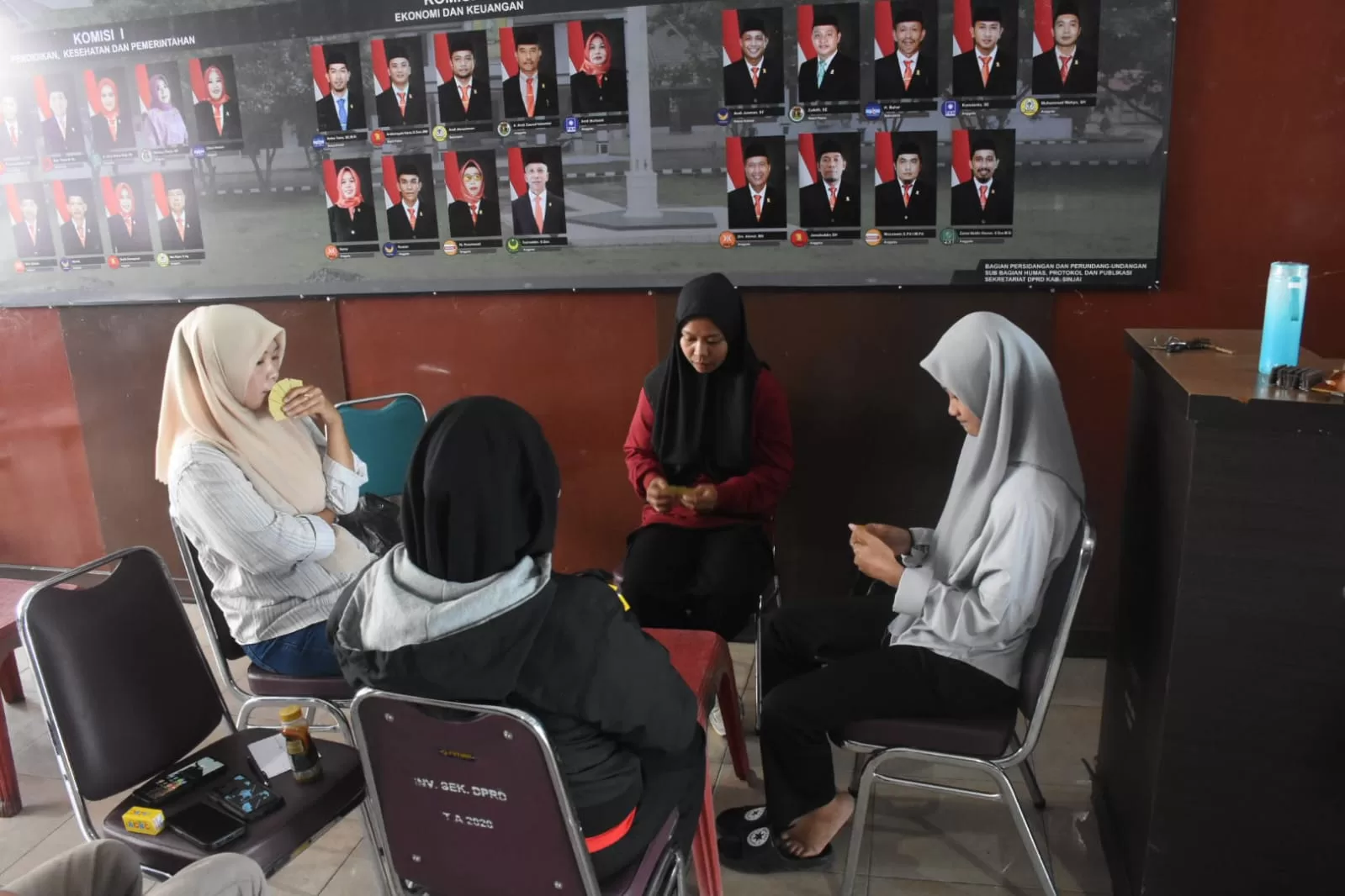 Lomba Domino DPRD dan BKAD Dimeriahkan Pasangan Wanita