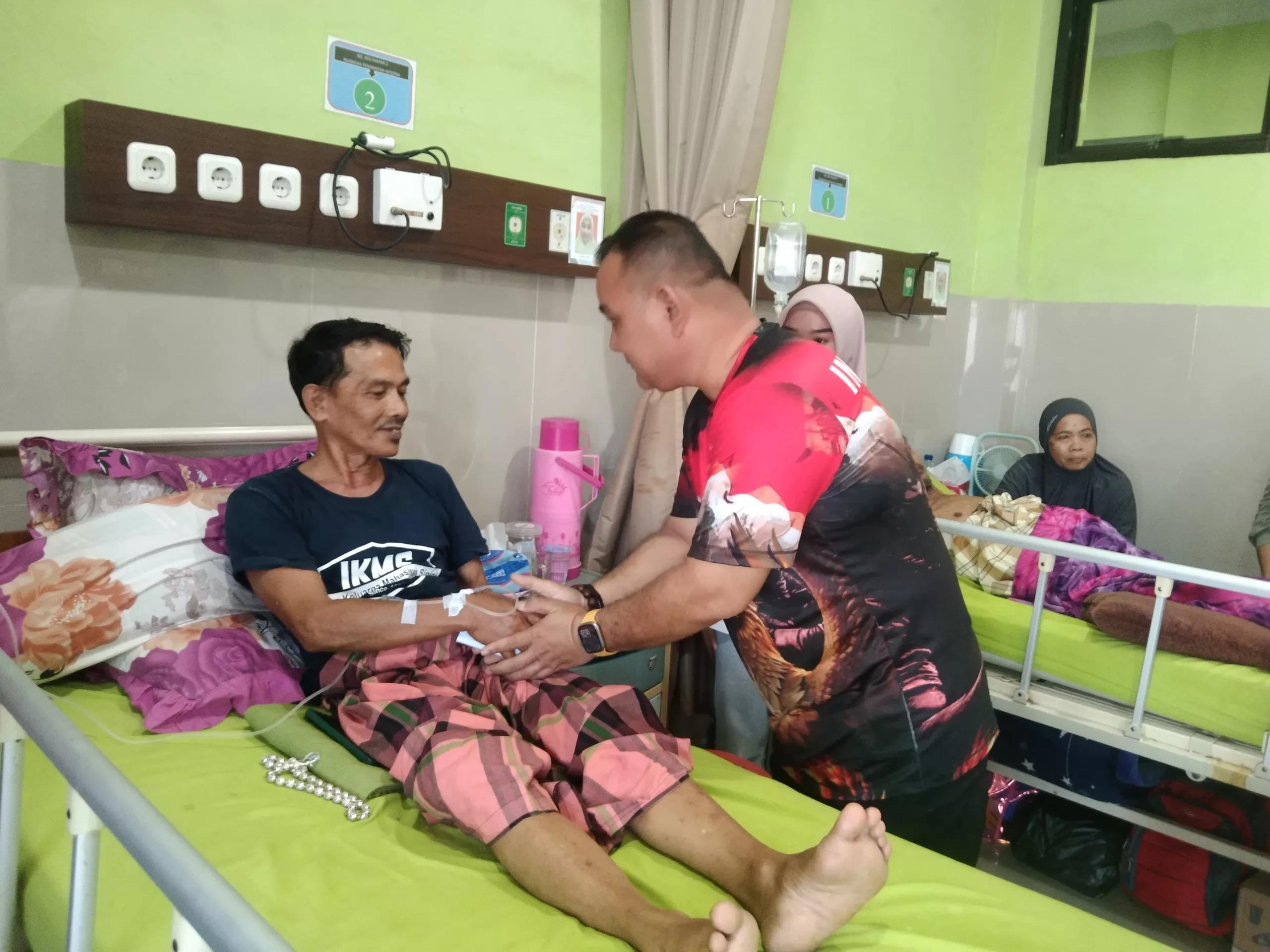 Momentum Peringatan HUT Kemerdekaan RI Ke-79, Pj Bupati Sinjai Berbagi Kepada Pasien di RSUD