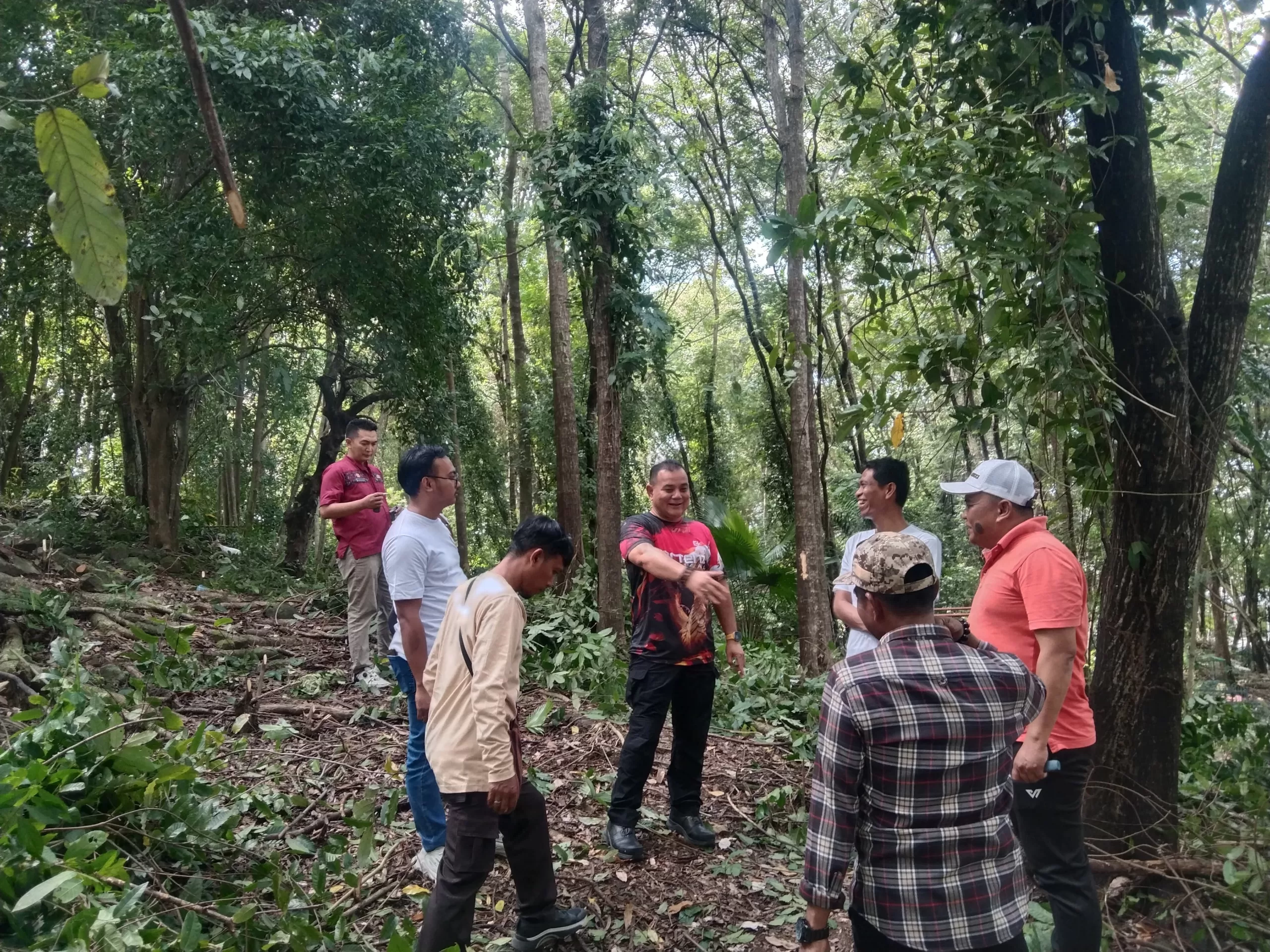 Sambut HUT Kemerdekaan RI Ke-79, Satgas Kebersihan DLHK Sinjai Sisir Lokasi Titik Vital