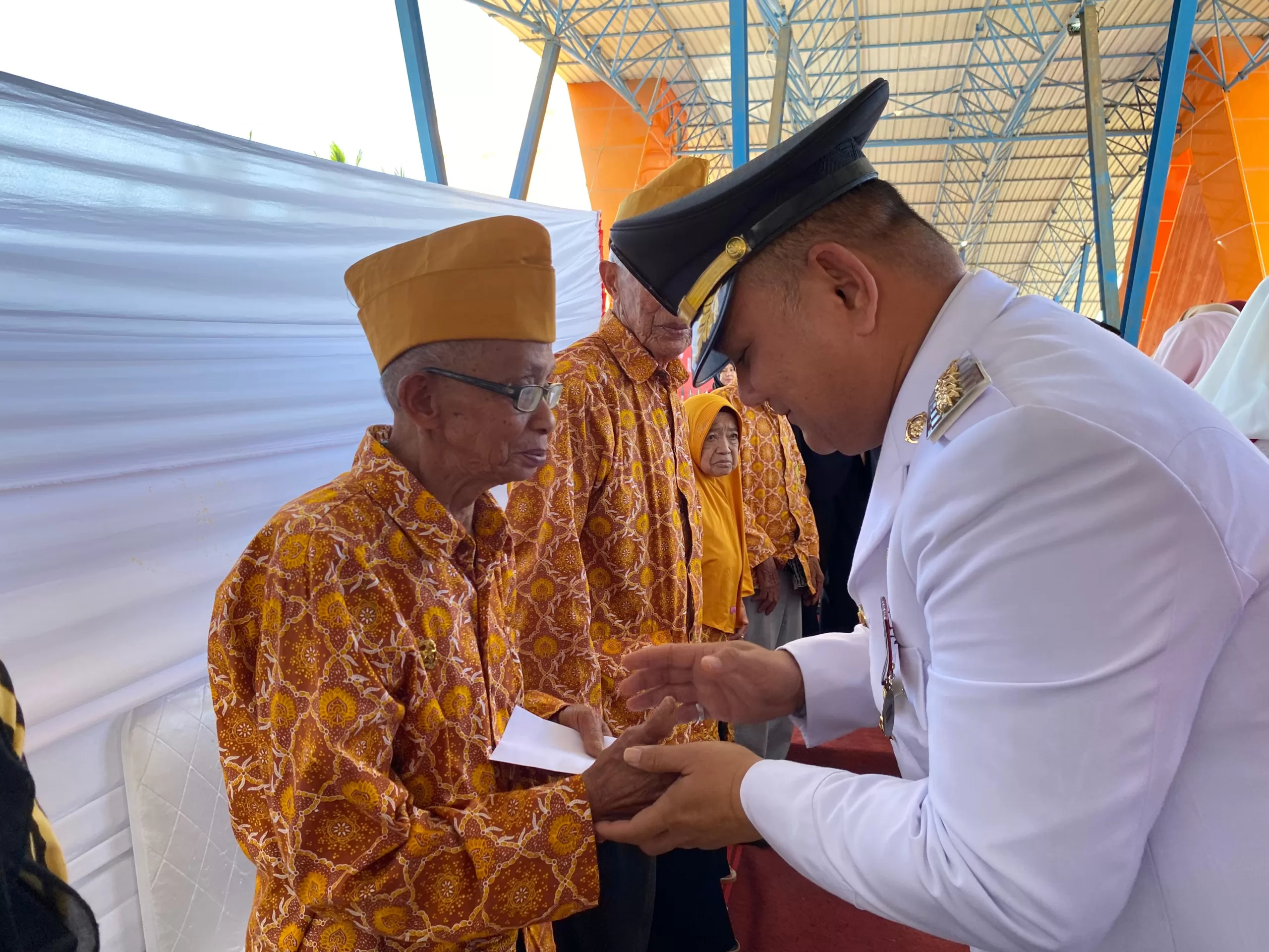 Pj Bupati Sinjai Santuni Veteran di HUT Kemerdekaan RI Ke-79