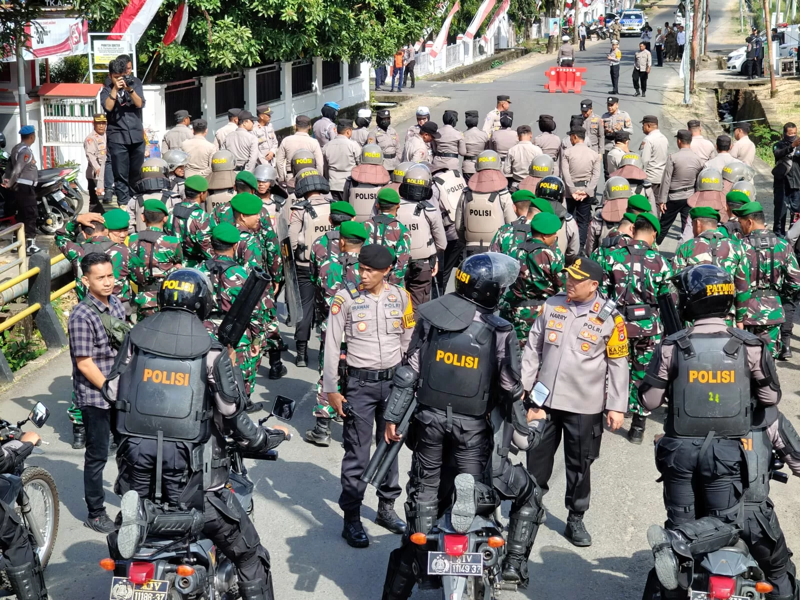 Kantor KPU Sinjai Dikepung Massa, Ratusan Personel Pengamanan TNI Polri Diterjunkan