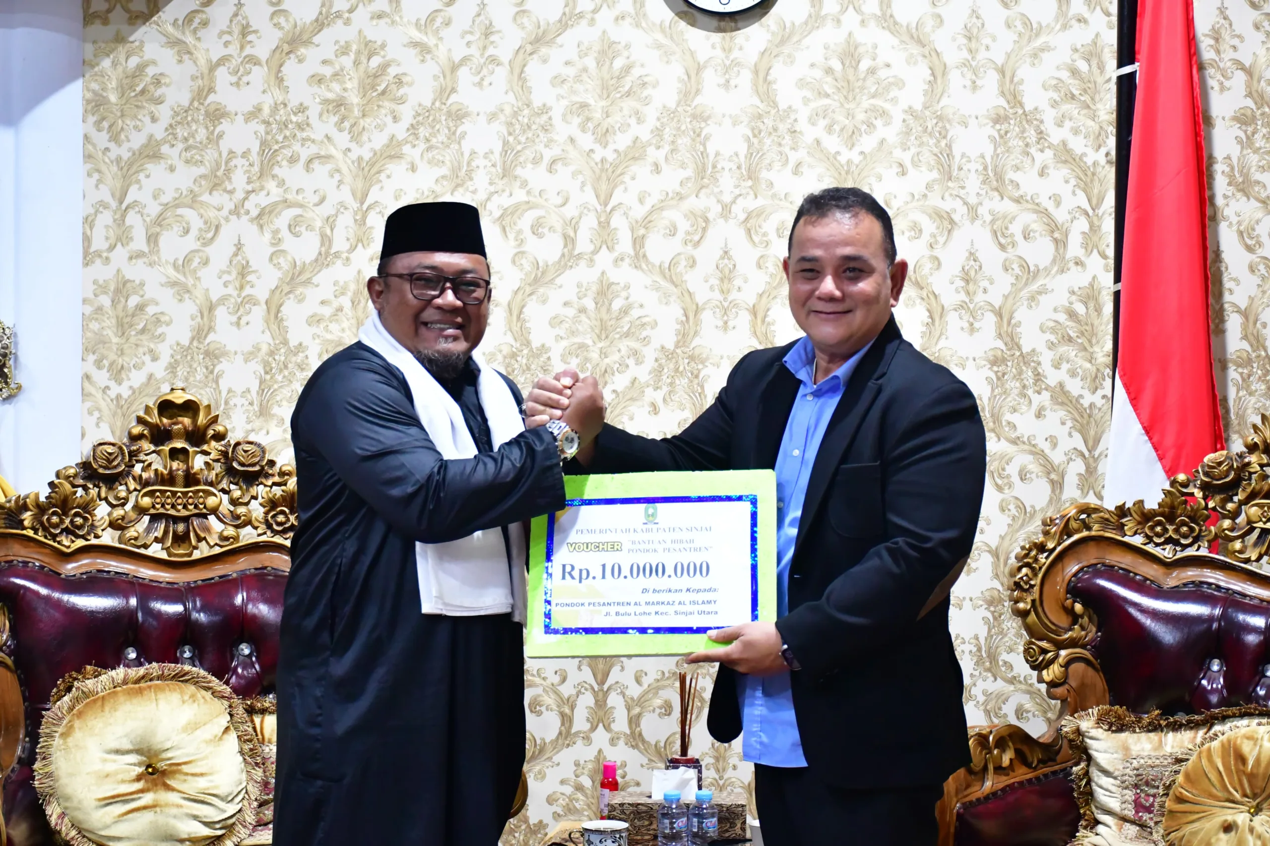 Serahkan Bantuan Hibah Keagamaan, Pj Bupati Sinjai Pastikan Program Ini Terus Berlanjut