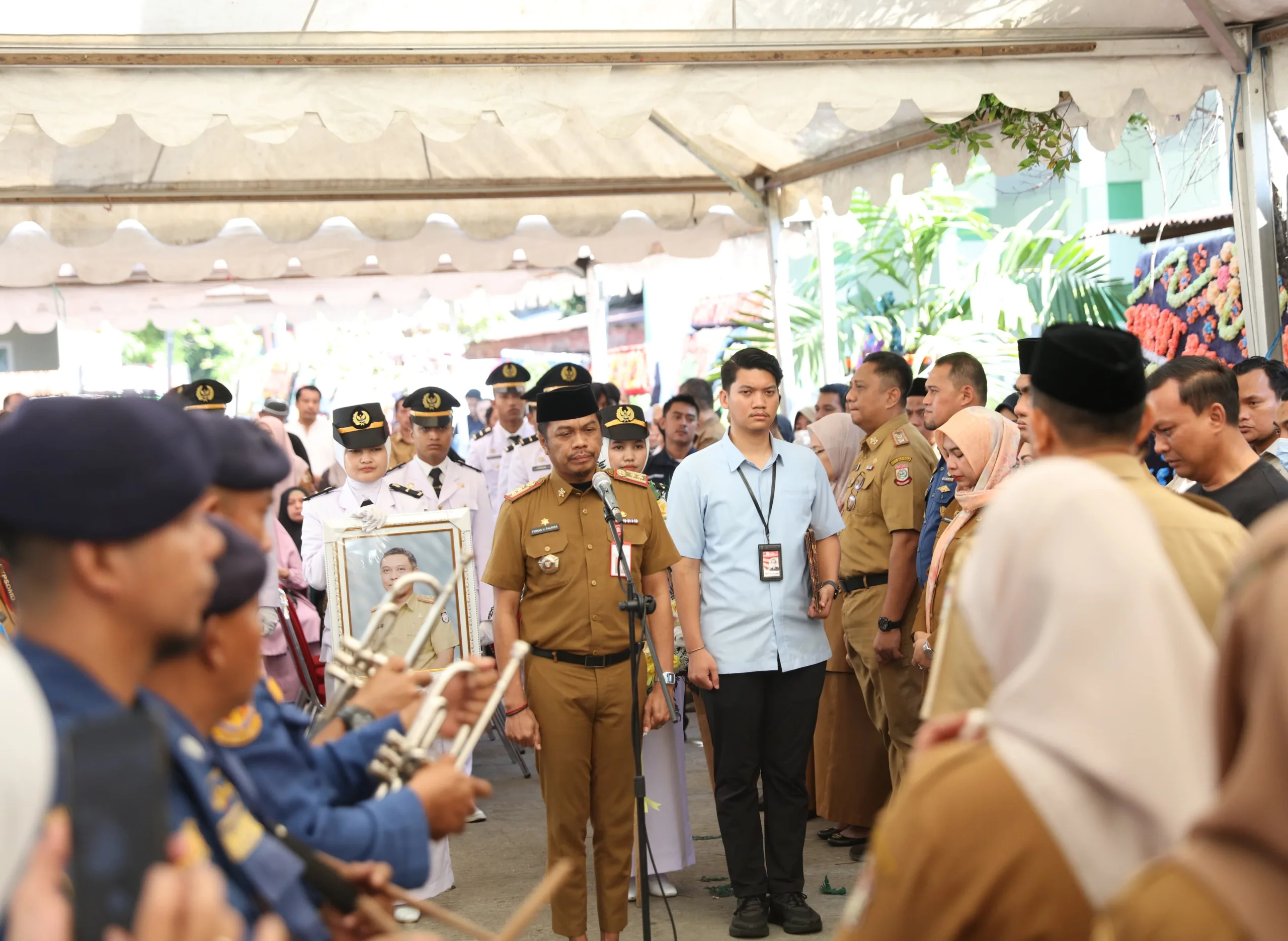 Firman Pagarra Lepas Jenazah Kabag Perekonomian Pemkot Makassar