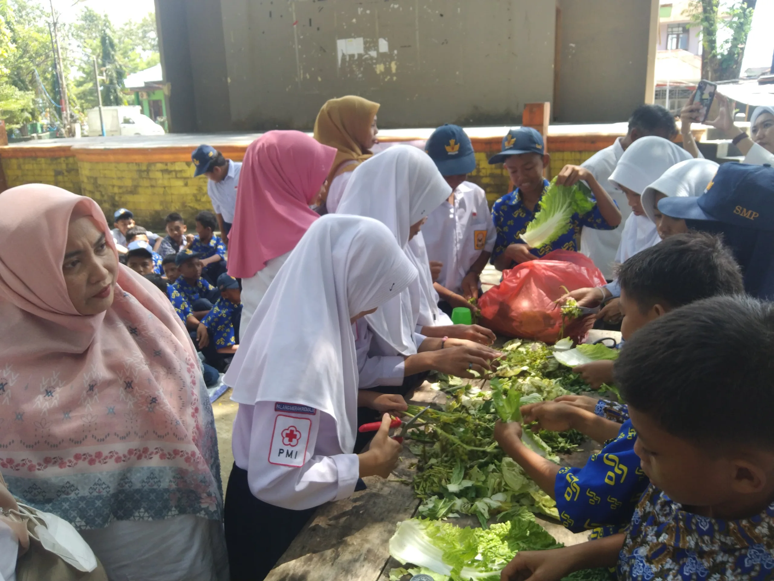 Pelajar UPTD SMPN 35 Sinjai Studi Tiru di Dinas Lingkungan Hidup, Belajar Membuat Pupuk Kompas