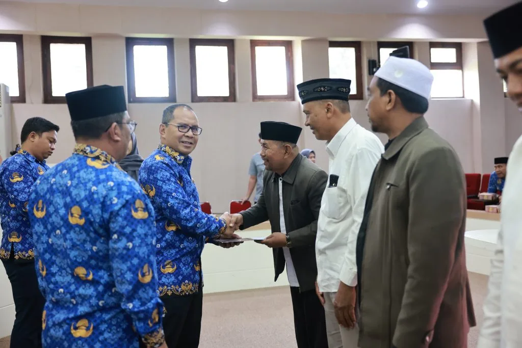 50 Imam Kelurahan di Makassar Terima SK Penetapan