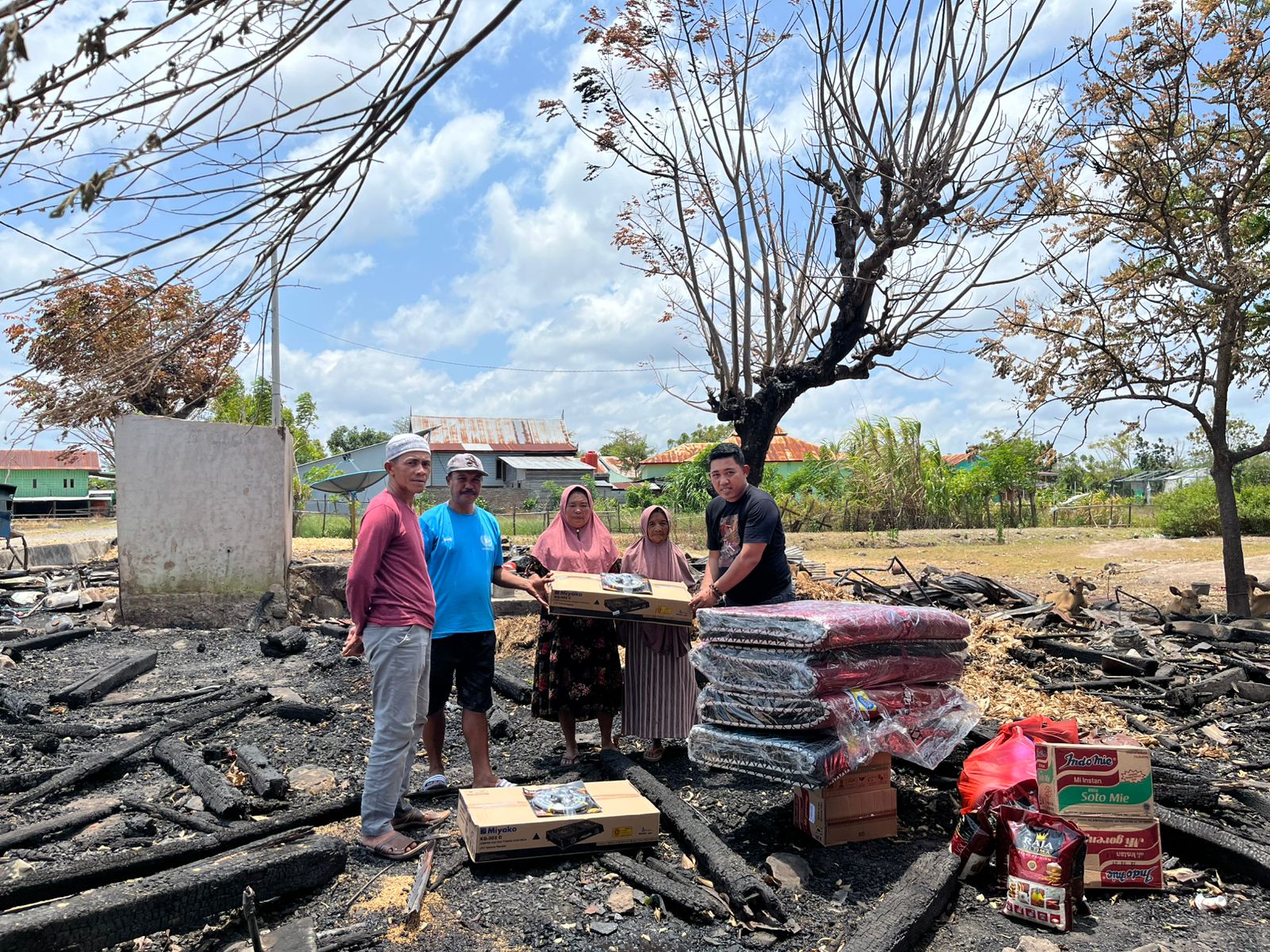 Huadi Group Turun Bantu Warga Papanloe Kena Musibah Kebakaran