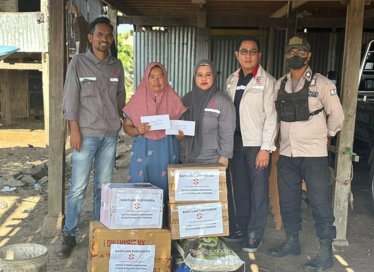 Karyawan Huadi Group Tunjukkan Kepedulian, Bantu Korban Kebakaran di Desa Papanloe