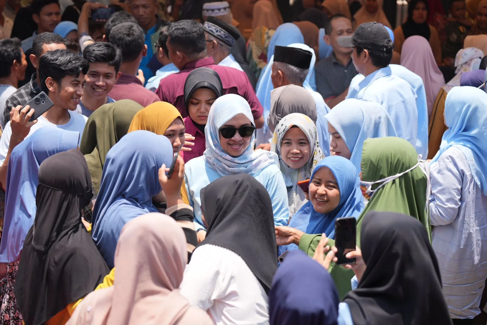 Pulang Kampung, Husniah Talenrang Disambut Hangat Ribuan Warga Bontonompo Selatan