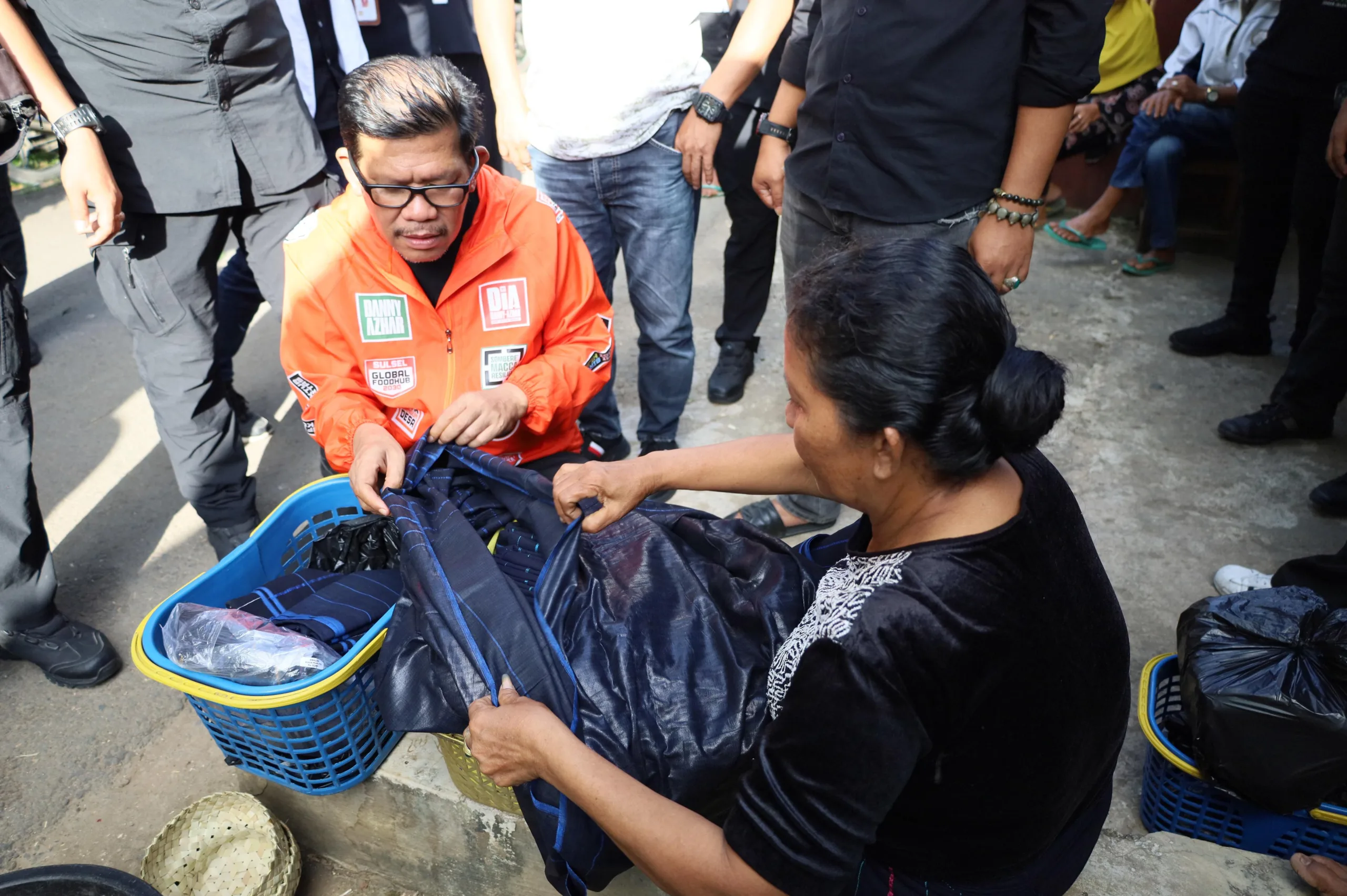 Azhar Arsyad Masuk Pasar Kalimporo Beli Sarung, Pedagang Teriak Nomor Satu