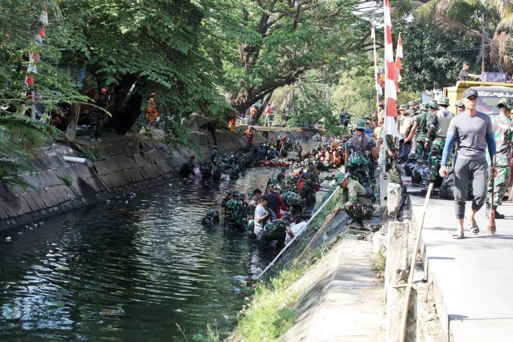 TNI-Polri, Pemerintah dan Warga Bahu-membahu Bersihkan Kanal