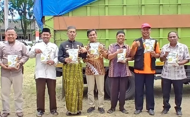 Pj Bupati Sinjai Serah 7,5 Ton Bibit Jagung Kepuluhan Kelompok Tani