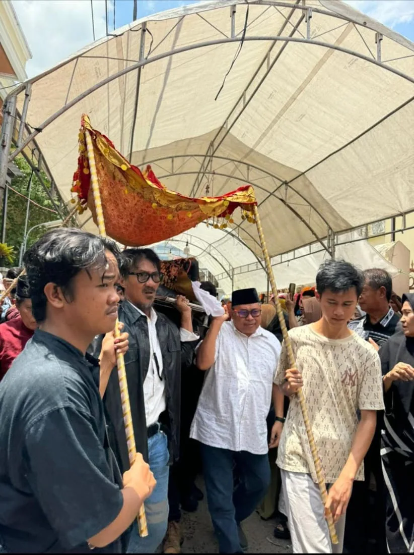 Daeng Manye Beri Penghormatan dan Angkat Keranda Karaeng Sanrobone