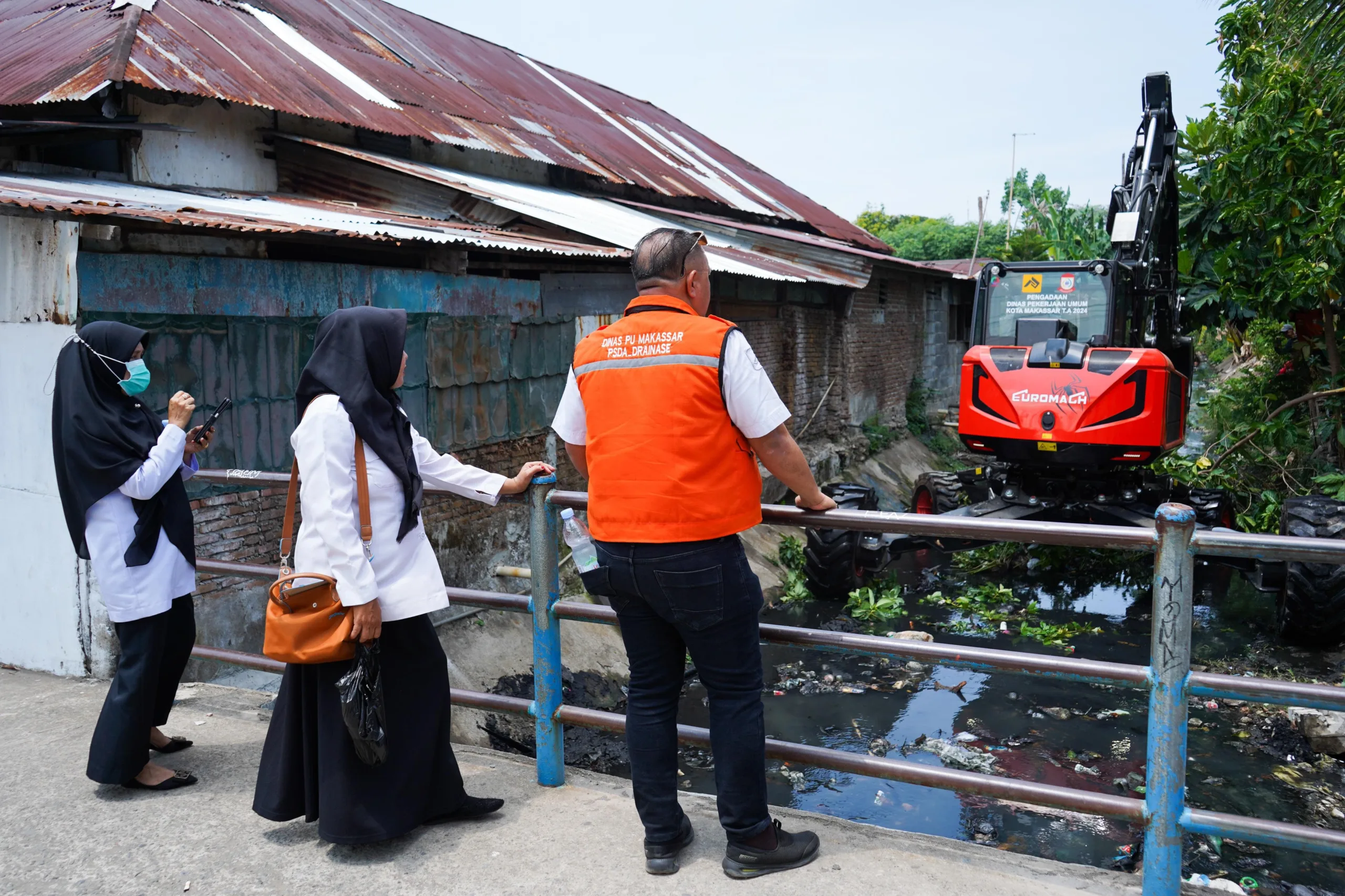 Dinas PU Makassar Turunkan Alat Berat Excavator Spider Normalisasi Drainase