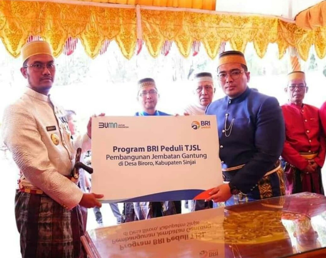 Pinca BRI Sinjai Serahkan Bantuan CSR Pembangunan Jembatan Gantung di Desa Biroro