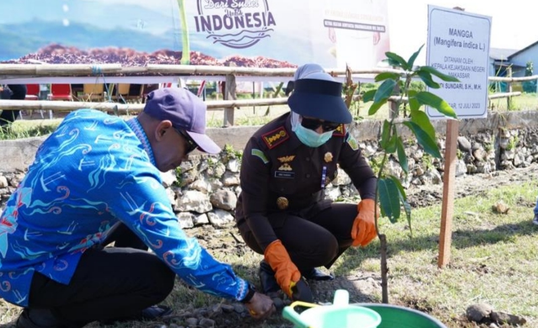 Upaya Pelestarian Alam, Kajari Makassar Pimpin Penanaman Pohon 500 Pohon