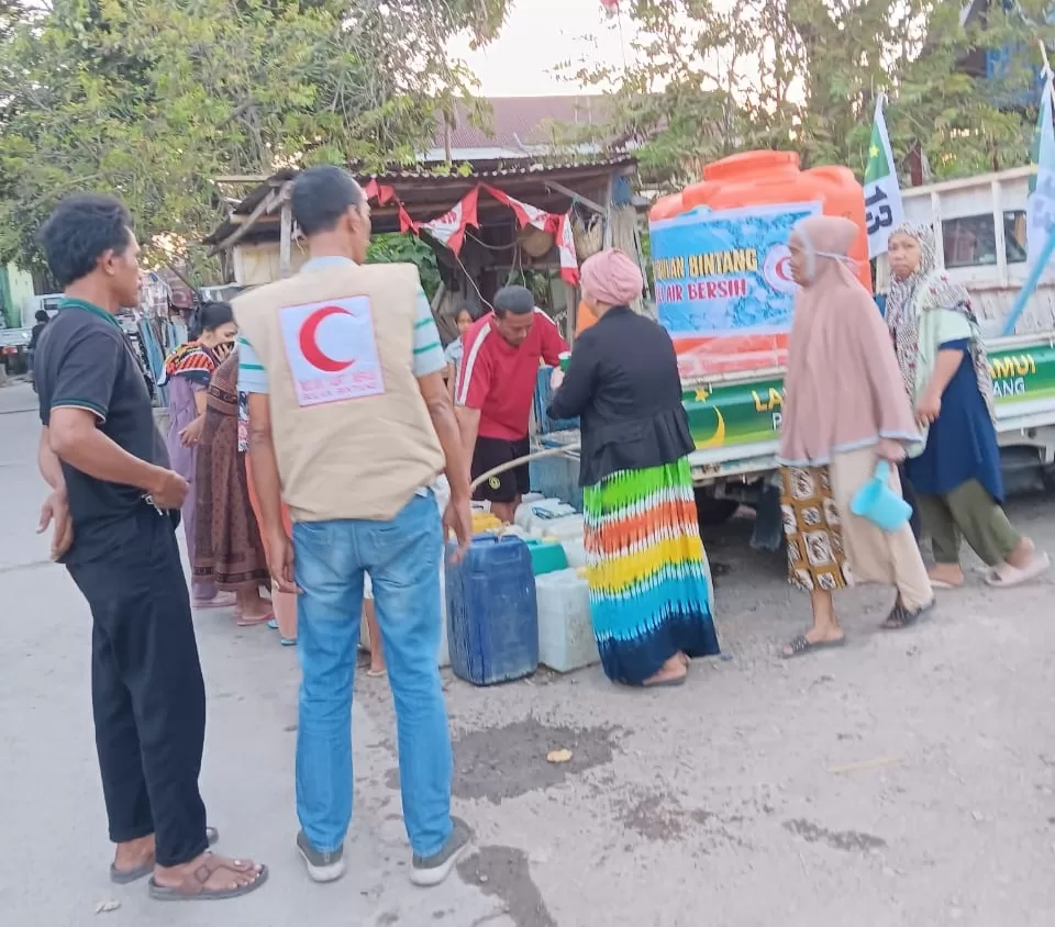 Peduli Kemanusiaan, PBB Makassar Bagikan Air Bersih ke Masyarakat