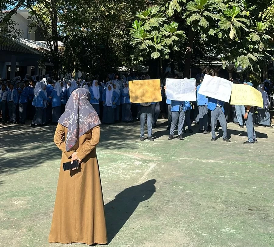 Dianggap Tidak Becus, Murid SMA 17 Makassar Demo Kepseknya