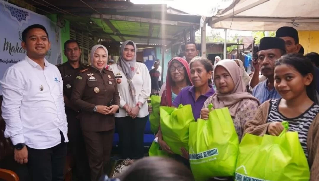 Jemput Keberkahan di Bulan Ramadhan, Kejari Makassar Bagikan Ratusan Paket Sembako di Tiga Kecamatan