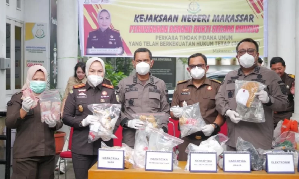 Kejari Makassar Musnahkan Barang Bukti Perkara Tindak Pidana Umum, Narkotika Hingga Sajam