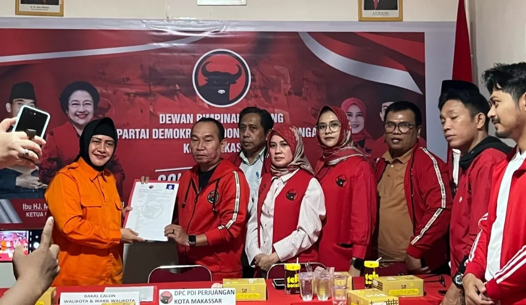 Kembalikan Formulir di PDI Perjuangan, Cawalkot Indira Diantar Ratusan Pendukungnya